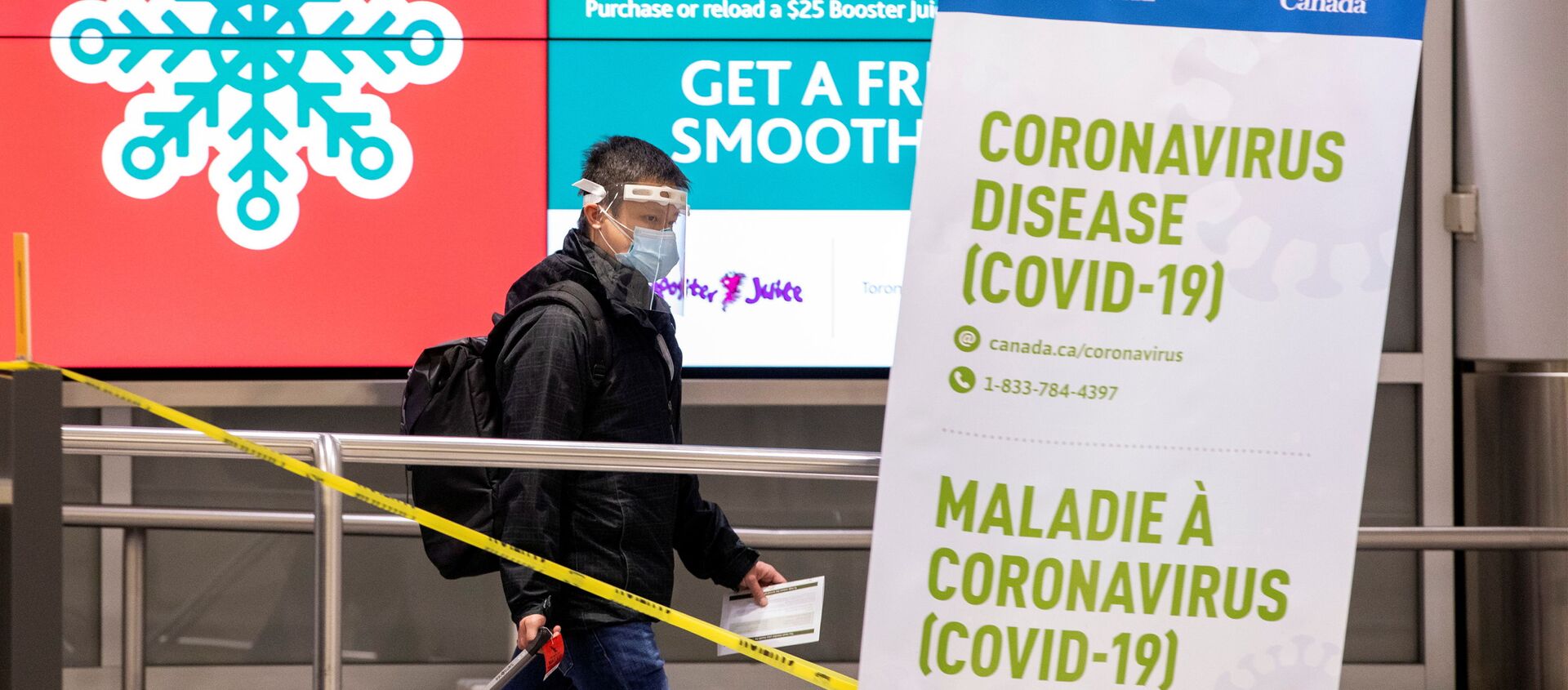 A man walks through terminal 3, amid a spike in coronavirus disease (COVID-19) cases, at Pearson airport near Toronto, Ontario, Canada December 30, 2020.  - Sputnik International, 1920, 22.01.2021