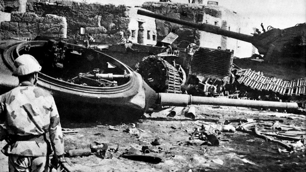 	An Egyptian Sa'iqa (commando) before a group of knocked out Israeli tanks, in the village of Abu 'Atwa, during the Battle of Ismailia, Yom Kippur War. - Sputnik International