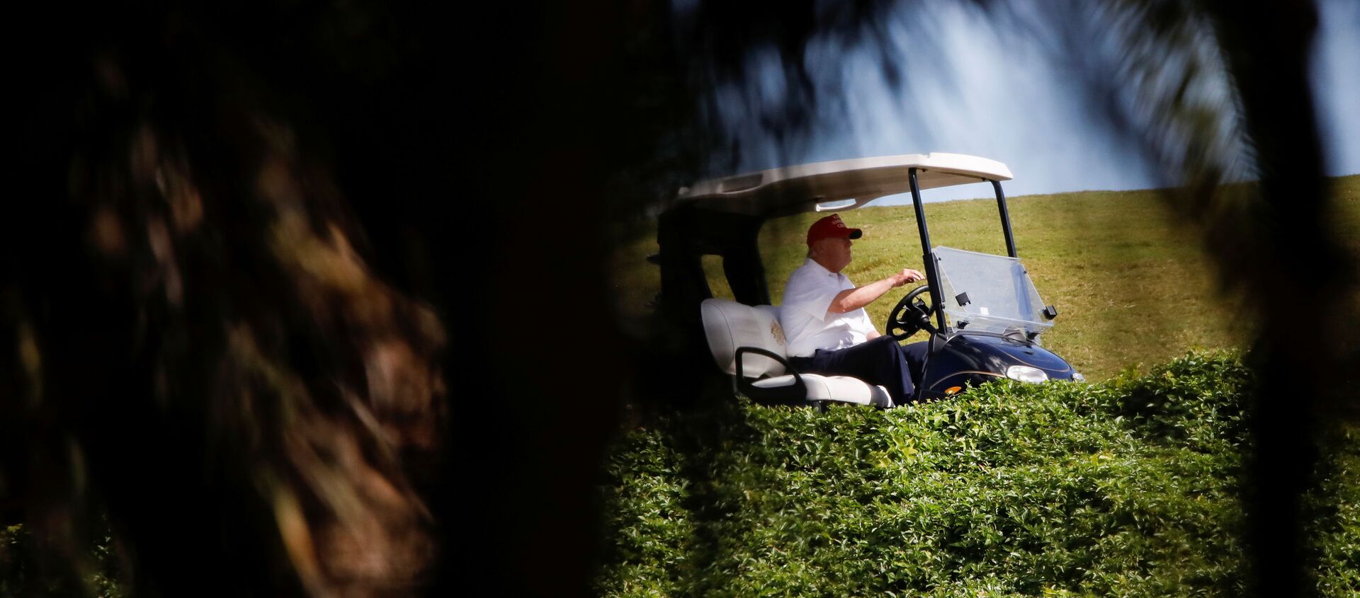 U.S. President Donald Trump plays golf at the Trump International Golf Club in West Palm Beach, Florida, U.S., December 28, 2020. - Sputnik International, 1920, 07.02.2021