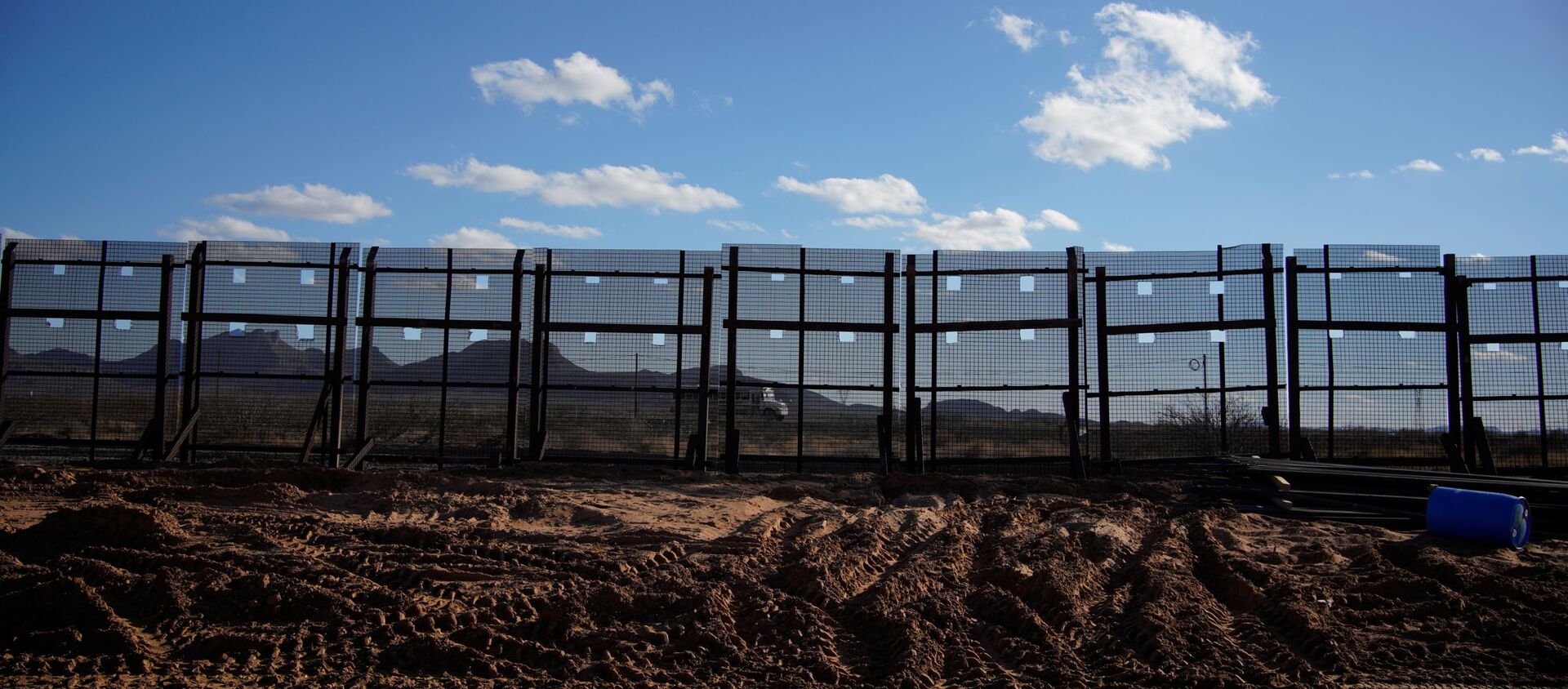 A segment of the border wall under construction is seen abandoned after US President Joe Biden signed an executive order halting construction of the US-Mexico border wall, in Sunland Park, New Mexico, US, 22 January 2021. - Sputnik International, 1920, 30.01.2021