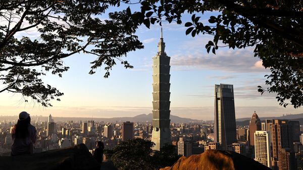 People take photos with Taiwan's landmark building Taipei 101 in the background ahead of the Chinese New Year in Taipei, Taiwan, January 20, 2021. - Sputnik International