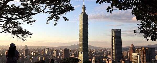 People take photos with Taiwan's landmark building Taipei 101 in the background ahead of the Chinese New Year in Taipei, Taiwan, January 20, 2021. - Sputnik International