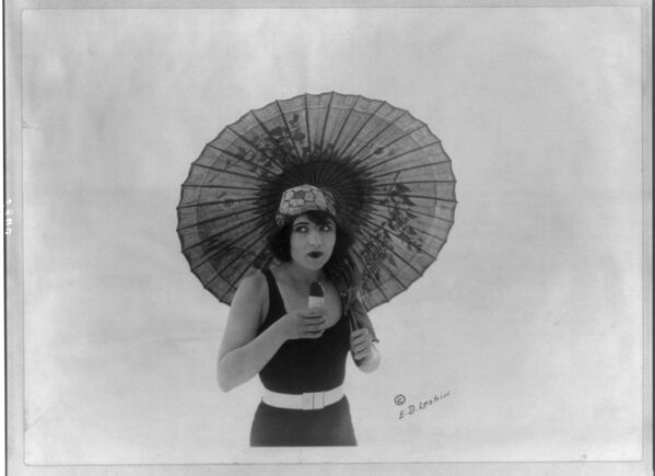 US actress Betty Compson eating Eskimo Pie in 1922.  - Sputnik International