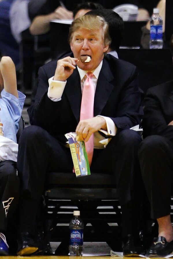 Donald Trump eats an ice cream as he watches the Cleveland Cavaliers play the Los Angeles Lakers, 13 Jan, 2005, in Los Angeles.  - Sputnik International
