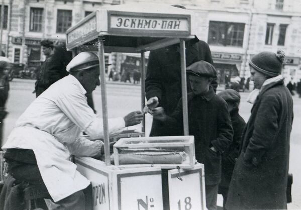 Children buy eskimo ice cream in the Soviet Union, 1935.  - Sputnik International
