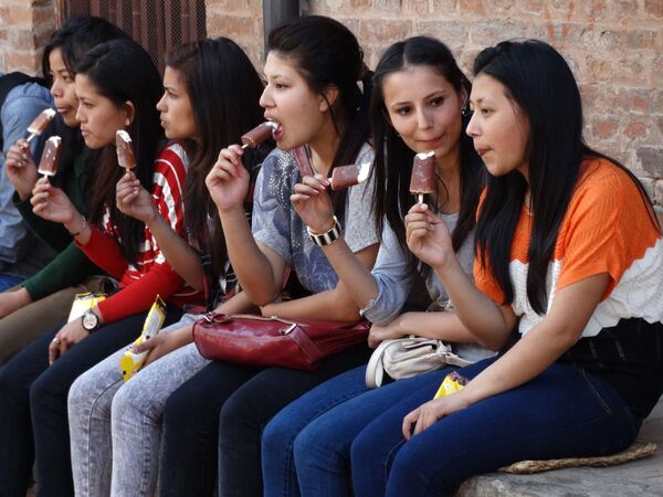 Women eating ice cream bars in Nepal. - Sputnik International
