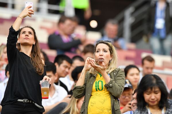 A woman eats ice cream before the Croatia-England match at the 2018 World Cup in Russia.  - Sputnik International