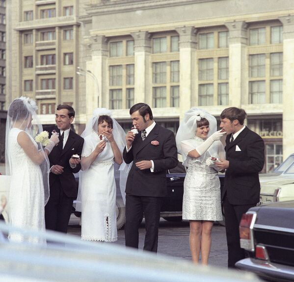 Eskimos for newlyweds, Moscow 1972.  - Sputnik International