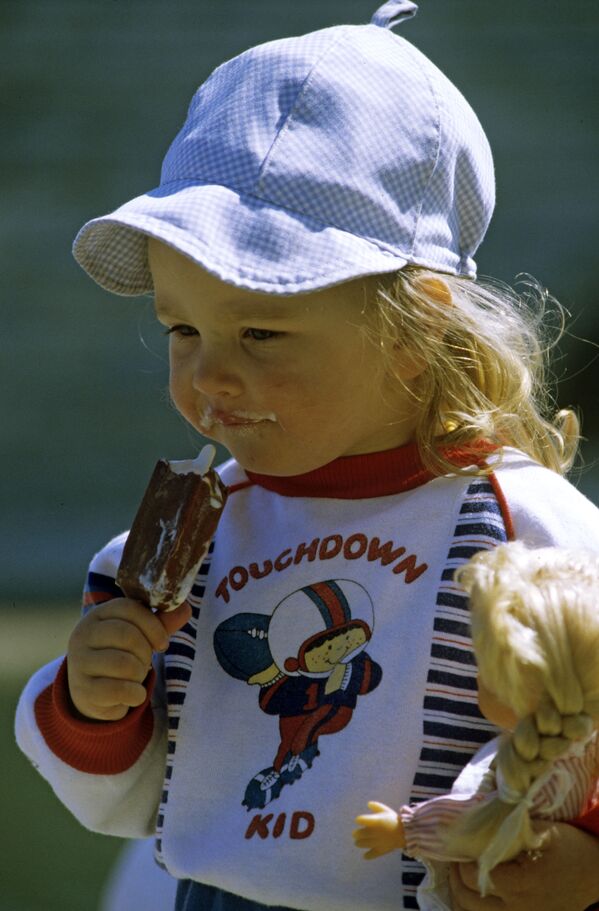 A girl eats an Eskimo pie in Estonia, 1990. - Sputnik International