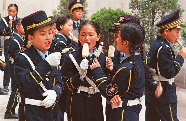 Chinese school children eat ice cream in June 1996.  - Sputnik International