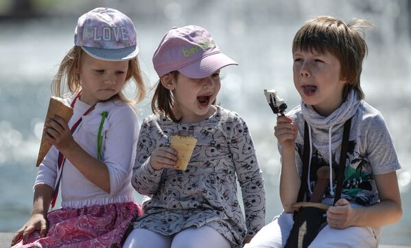 Children eat ice cream near a fountain at the VDNKH park in Moscow, 2015.  - Sputnik International