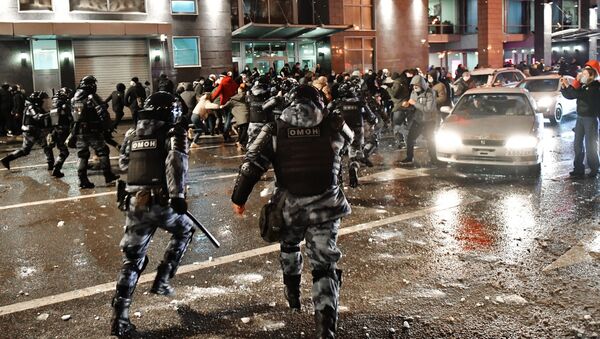 Riot police react as protesters run during an unauthorised rally in Moscow 23 January 2021 - Sputnik International