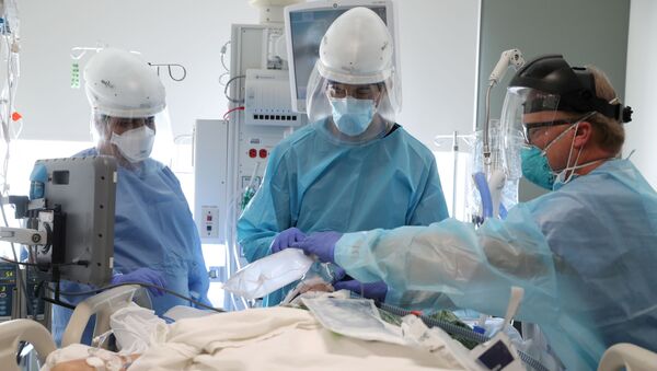 Dr. Dan Ponticiello, 43, and Dr. Gabriel Gomez, 40, intubate a coronavirus disease (COVID-19) patient in the COVID-19 ICU at Providence Mission Hospital in Mission Viejo, California, U.S., January 8, 2021. - Sputnik International