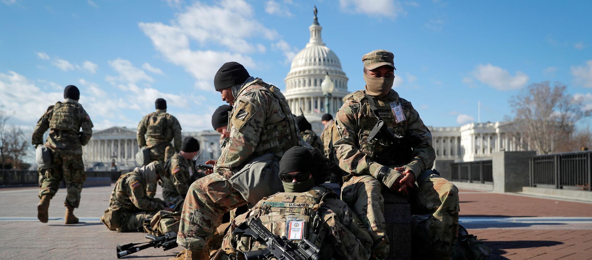 National Guard troops gather in front of the U.S. Capitol one day ahead of President-elect Joe Biden's Inauguration in Washington, U.S. January 19, 2021. - Sputnik International, 1920, 08.02.2021