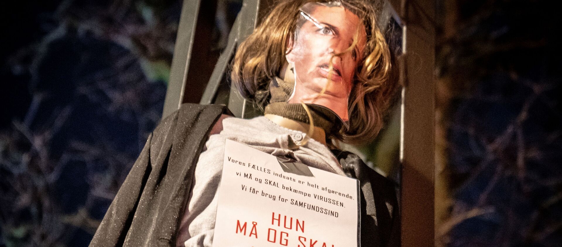 An effigy representing Danish Prime Minister Mette Frederiksen with a sign reading She must be put down hangs on a street during a protest by a group called Men in Black against COVID-19 restrictions in Copenhagen, Denmark  - Sputnik International, 1920, 25.01.2021