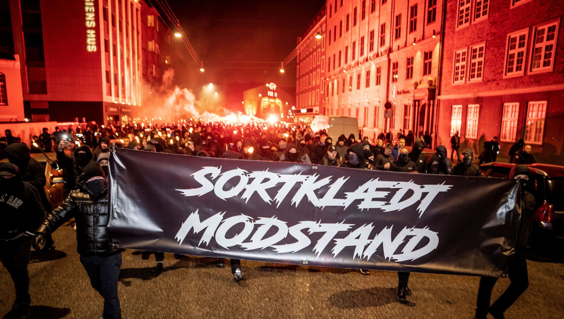 Demonstrators hold a banner reading Black-clad resistance during a protest by a group called Men in Black against COVID-19 restrictions in Copenhagen, Denmark - Sputnik International, 1920, 08.02.2021
