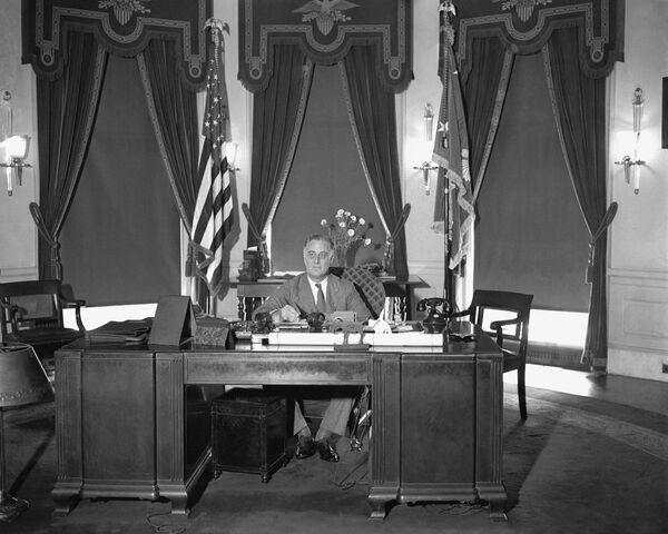 President Franklin D Roosevelt is seen sitting at his desk in the White House, 27 May 1933.   - Sputnik International