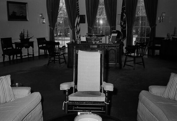 President Kennedy's rocking chair is shown in the Oval Office of the White House, 9 March 1962.  - Sputnik International