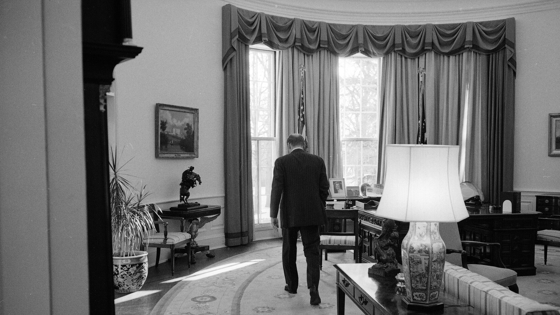 Президент США Джеральд Форд в последний день правления в Овальном кабинете в Белом доме, 1977 год - Sputnik International, 1920, 08.09.2021