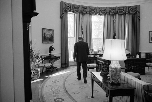 President Gerry Ford strides across the Oval Office of the White House, 19 January 1977, as he and the other members of the first family prepare to leave the White House, as President-elect Jimmy Carter is sworn in.  - Sputnik International
