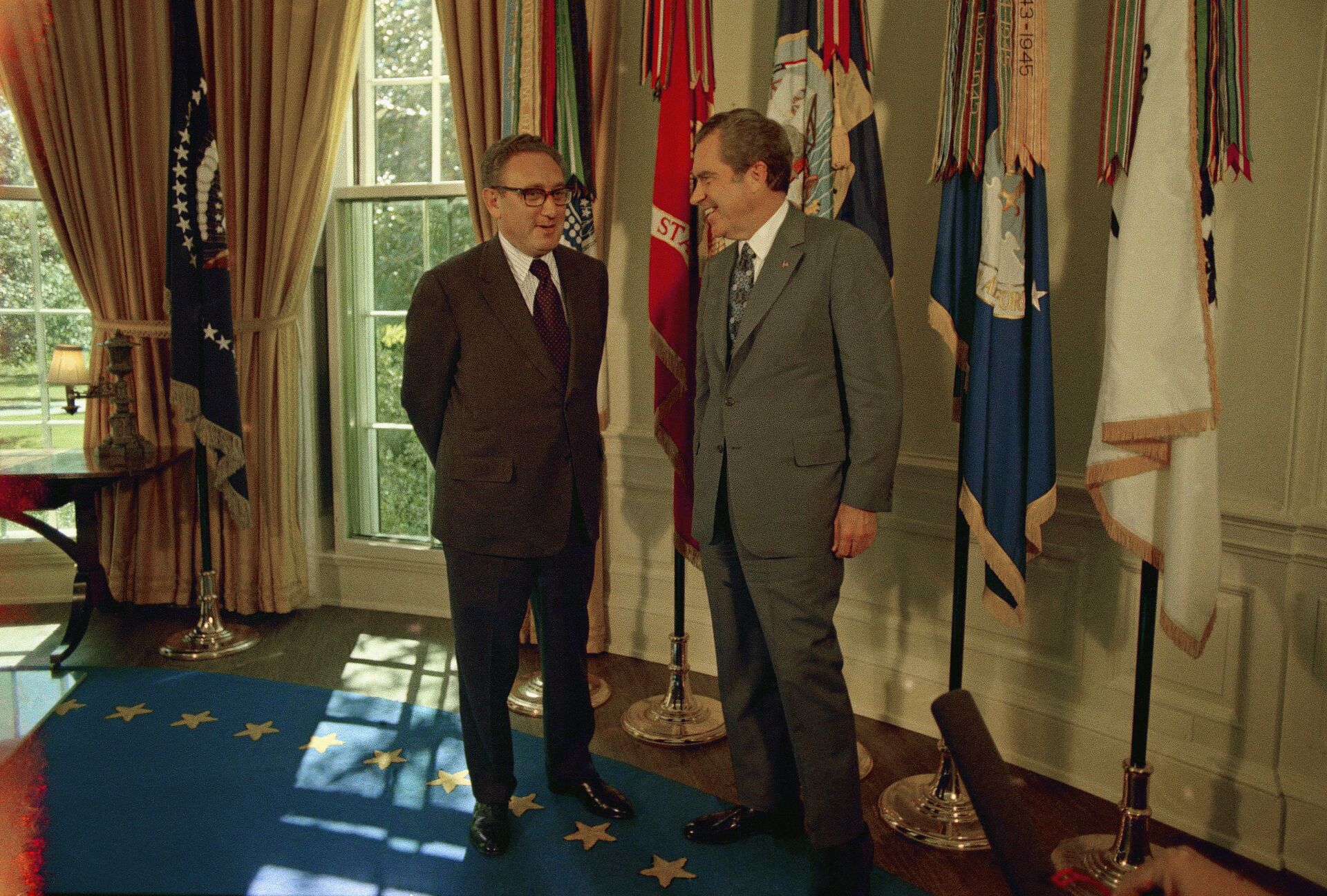 Государственный деятель Генри Киссинджер и президент США Ричард Никсон в Овальном кабинете в Белом доме, 1973 год - Sputnik International, 1920, 11.09.2023