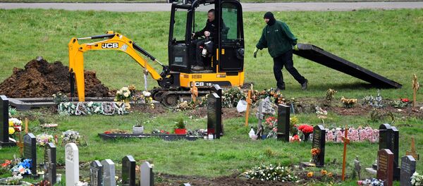 Workers dig graves at a cemetery, amid the spread of the coronavirus disease (COVID-19) pandemic, in London, Britain, January 11, 2021 Workers dig graves at a cemetery, amid the spread of the coronavirus disease (COVID-19) pandemic, in London, Britain, January 11, 2021 - Sputnik International