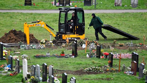 Workers dig graves at a cemetery, amid the spread of the coronavirus disease (COVID-19) pandemic, in London, Britain, January 11, 2021 - Sputnik International