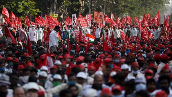 Farmers hold flags and placards during a protest against new farm laws in Mumbai, India, 25 January 2021. - Sputnik International