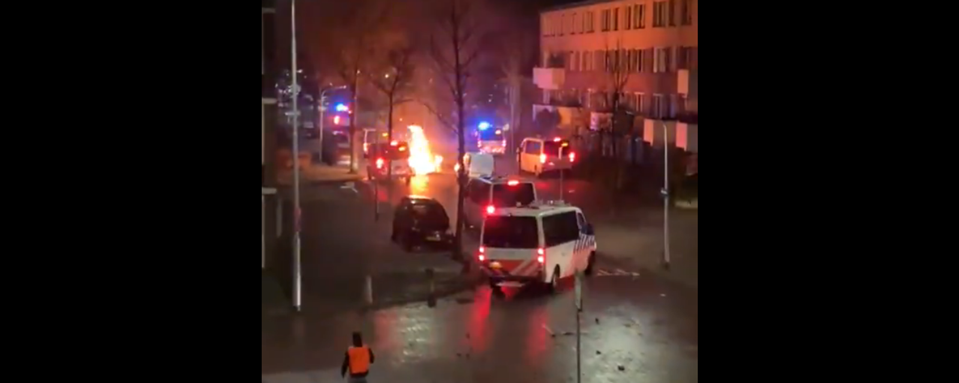 Screenshot of a video showing flames on a city street in the Netherlands during anti-lockdownprotests - Sputnik International, 1920, 25.01.2021
