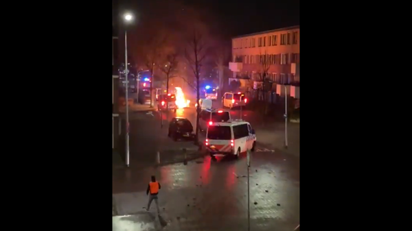 Screenshot of a video showing flames on a city street in the Netherlands during anti-lockdownprotests - Sputnik International