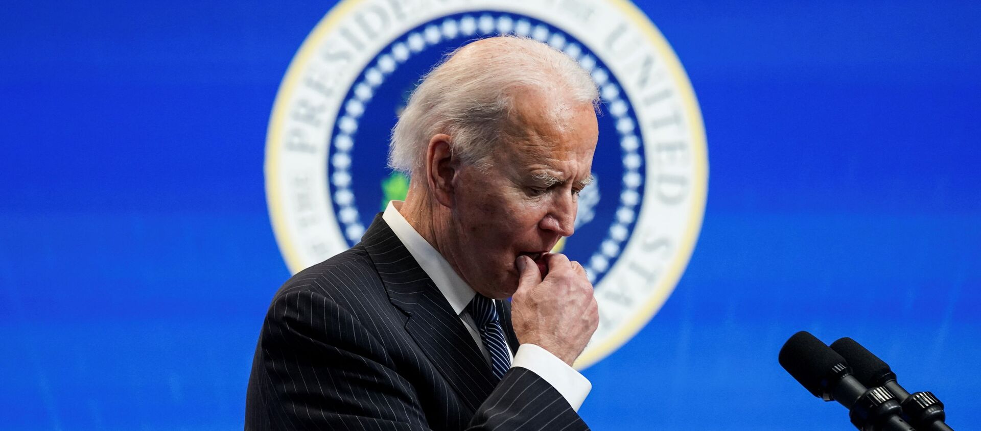 US President Joe Biden pauses as he speaks about his administration's plans to strengthen American manufacturing during a brief appearance in the South Court Auditorium at the White House in Washington, DC, 25 January 2021 - Sputnik International, 1920, 28.01.2021
