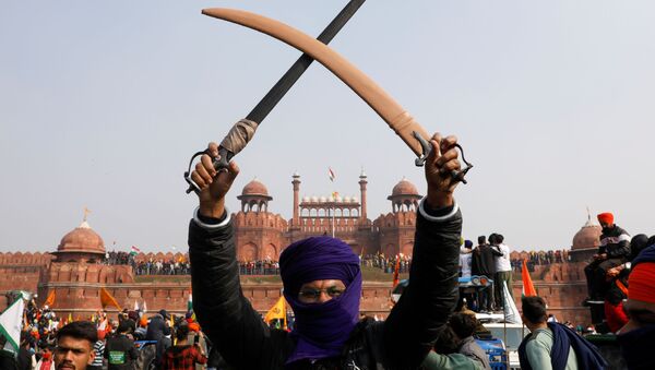 A farmer holds a sword during a protest against farm laws introduced by the government, at the historic Red Fort in Delhi, India, 26 January 2021 - Sputnik International