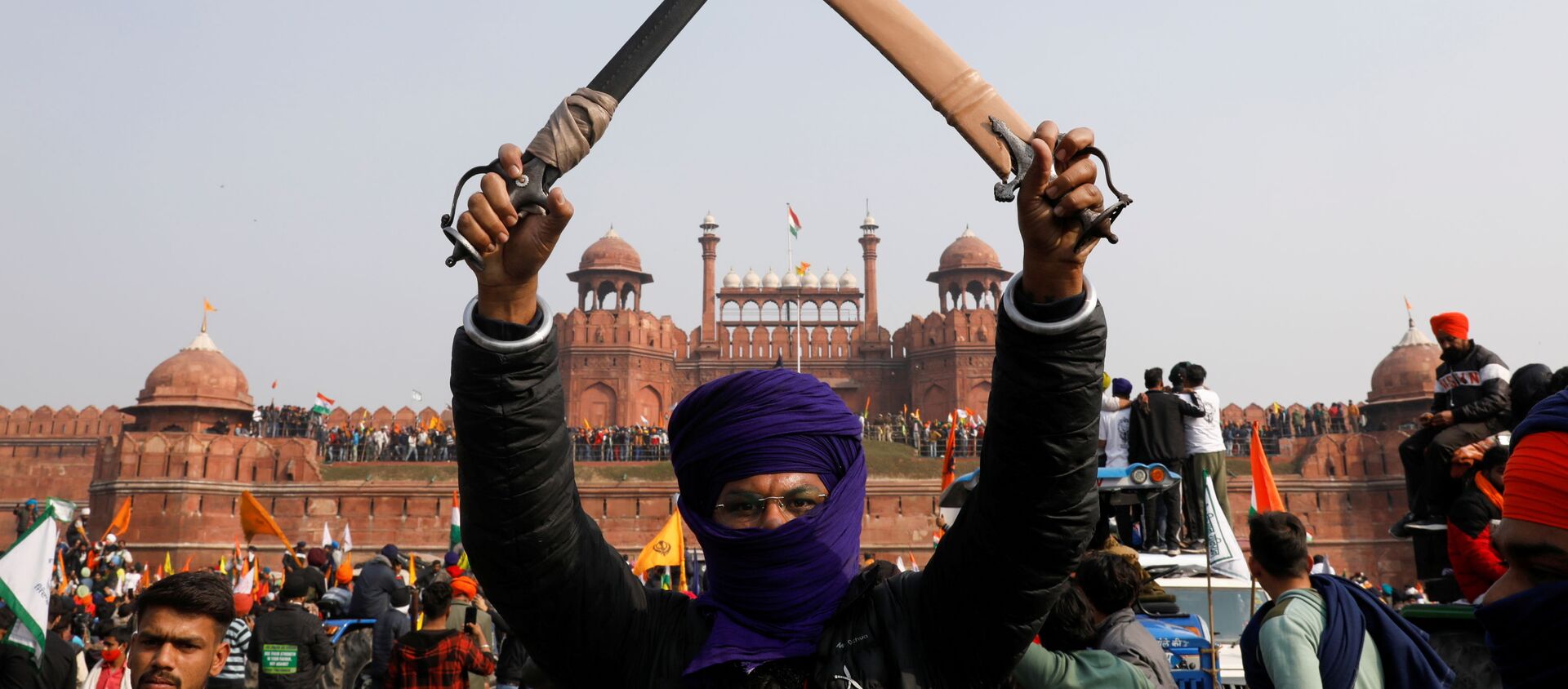 A farmer holds a sword during a protest against farm laws introduced by the government, at the historic Red Fort in Delhi, India, January 26, 2021 - Sputnik International, 1920, 26.01.2021
