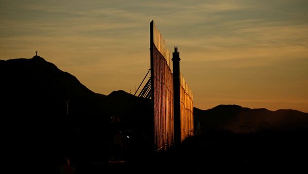 The new section of the bollard-type border wall erected in Sunland Park, New Mexico, U.S., as seen from the Mexican side of the border in Ciudad Juarez, Mexico January 15, 2021 - Sputnik International