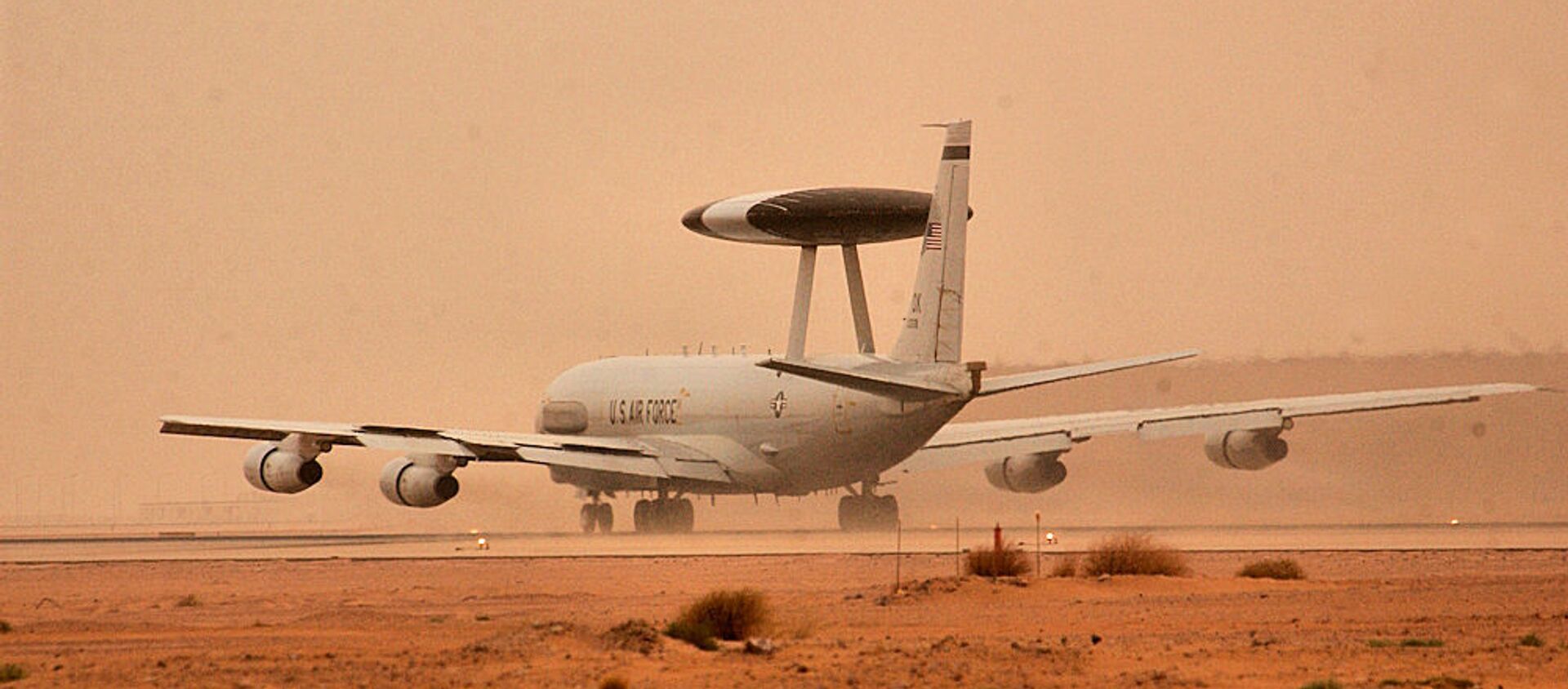 An E-3 AWACS aircraft deployed to the 363rd Air Expeditionary Wing takes off for a mission from Prince Sultan Air Base in Saudi Arabia during a sand storm March 25, 2003. - Sputnik International, 1920, 26.01.2021