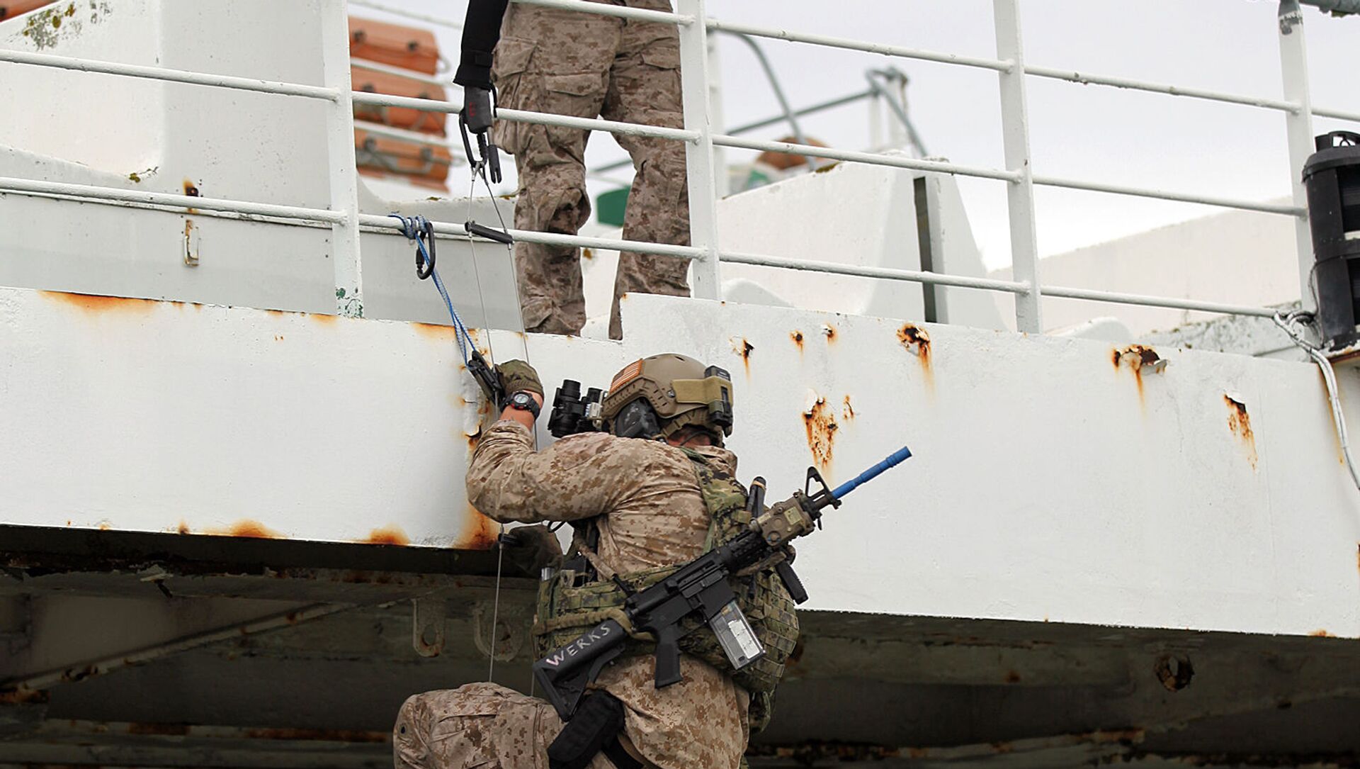 Sailors with the US Naval Special Warfare Unit 2 climb a ladder to reach the second floor of a ship in Lisbon, Portugal on October 24, 2015 during NATO exercise Trident Juncture 15 - Sputnik International, 1920, 18.02.2021