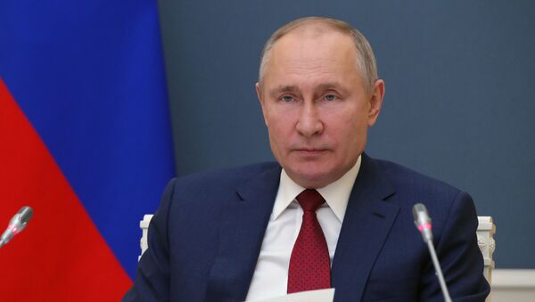 Russian President Vladimir Putin addresses the participants of the World Economic Forum's annual meeting in Davos on 27 January 2021 - Sputnik International
