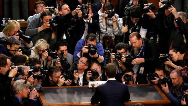 Facebook CEO Mark Zuckerberg is surrounded by members of the media as he arrives to testify before a Senate Judiciary - Sputnik International