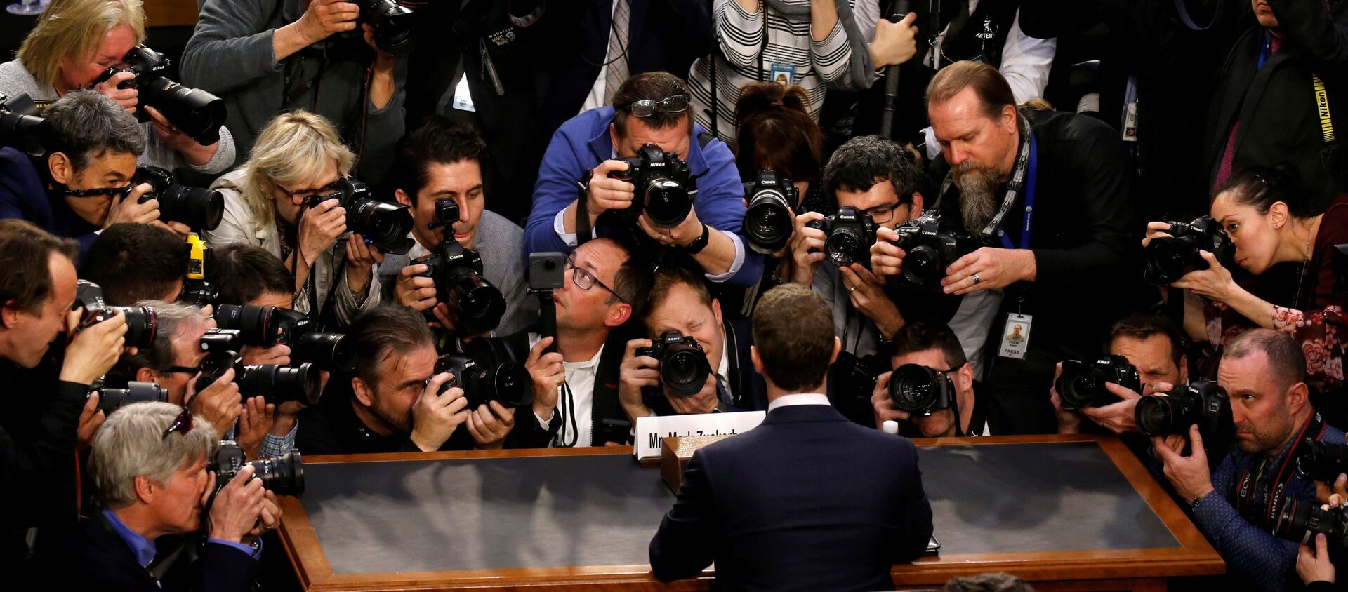 Facebook CEO Mark Zuckerberg is surrounded by members of the media as he arrives to testify before a Senate Judiciary - Sputnik International, 1920, 28.01.2021