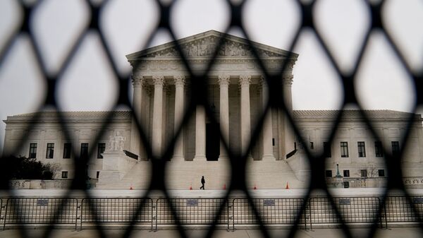 Security fencing surrounds the U.S. Supreme Court - Sputnik International