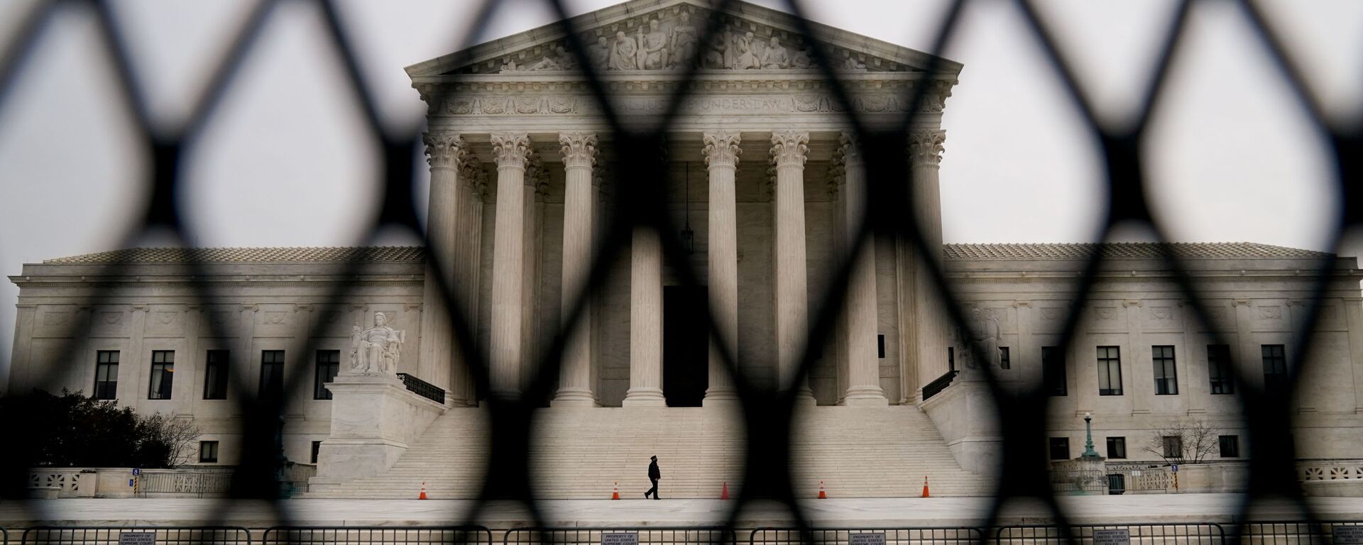 Security fencing surrounds the U.S. Supreme Court - Sputnik International, 1920, 03.05.2022