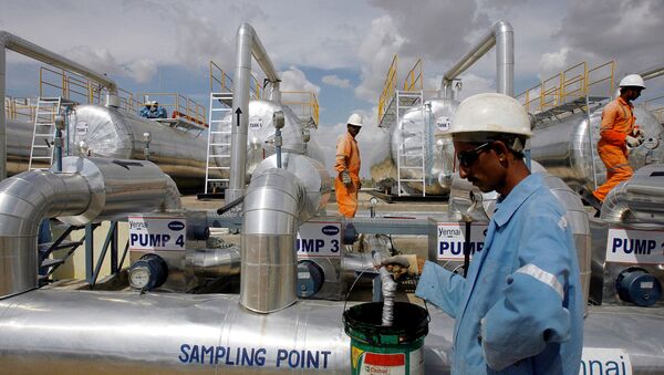 Cairn India employees work at a storage facility for crude oil at Mangala oil field at Barmer in the desert Indian state of Rajasthan August 29, 2009 - Sputnik International