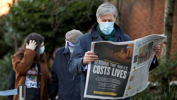 A man reads a newspaper as he waits to enter Lord's Cricket Ground to receive the coronavirus vaccine, amid the outbreak of the coronavirus disease (COVID-19), in London, UK, 22 January 2021. - Sputnik International