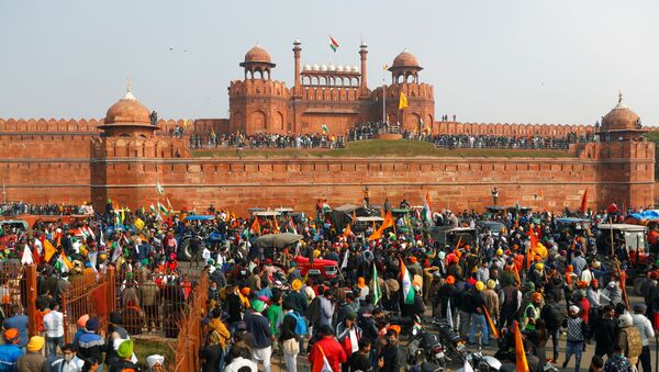 Farmers gather in front of the historic Red Fort during a protest against farm laws introduced by the government, in Delhi, India, January 26, 2021.  - Sputnik International