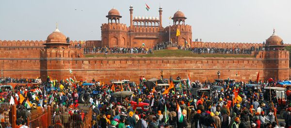 Farmers gather in front of the historic Red Fort during a protest against farm laws introduced by the government, in Delhi, India, January 26, 2021. Farmers gather in front of the historic Red Fort during a protest against farm laws introduced by the government, in Delhi, India, January 26, 2021. - Sputnik International