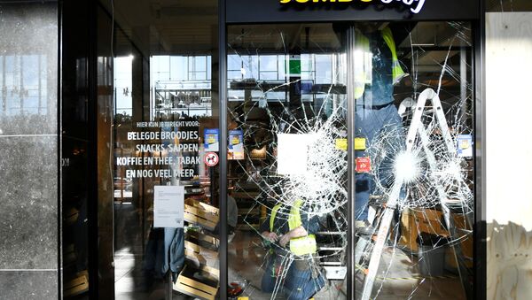 Glaziers remove broken glass at a supermarket after yesterday's riots against the COVID-19 lockdown in Eindhoven, Netherlands January 25, 2021.  - Sputnik International