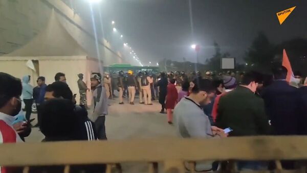 Footage captures the situation on the Ghazipur-Delhi border, an area which Uttar Pradesh state police ordered farmers to vacate - Sputnik International