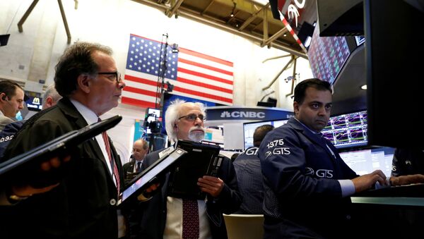 Traders work on the floor of the New York Stock Exchange, (NYSE) in New York, NY, U.S., April 30, 2018.  REUTERS/Brendan Mcdermid/File Photo - Sputnik International