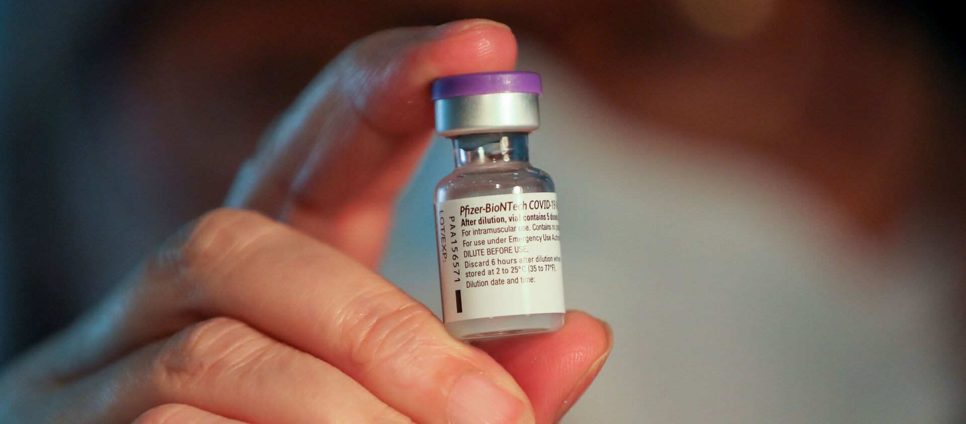 A volunteer and a retired healthcare worker holds a vial of the Pfizer-BioNTech coronavirus disease (COVID-19) vaccine, at Sant Pau hospital, in Barcelona, Spain January 28, 2021. - Sputnik International, 1920