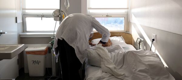 A nursing home resident receives a shot of the coronavirus disease (COVID-19) vaccine at King David Center for Nursing and Rehabilitation, a nursing home facility, in Brooklyn's Bath Beach neighborhood in New York City, U.S. January 6, 2021 - Sputnik International